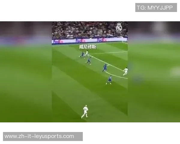 足球框里见证梦想与拼搏的瞬间,球场上的每一次进球都是心灵的共鸣 足球框里见证梦想与拼搏的瞬间,球场上的每一次进球都是心灵的共鸣